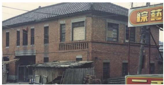 三重的著名八角樓，在今溪尾街靠近自強路口，現已拆除改建為商業大樓，鄰近的電影戲院人氣依然不減。