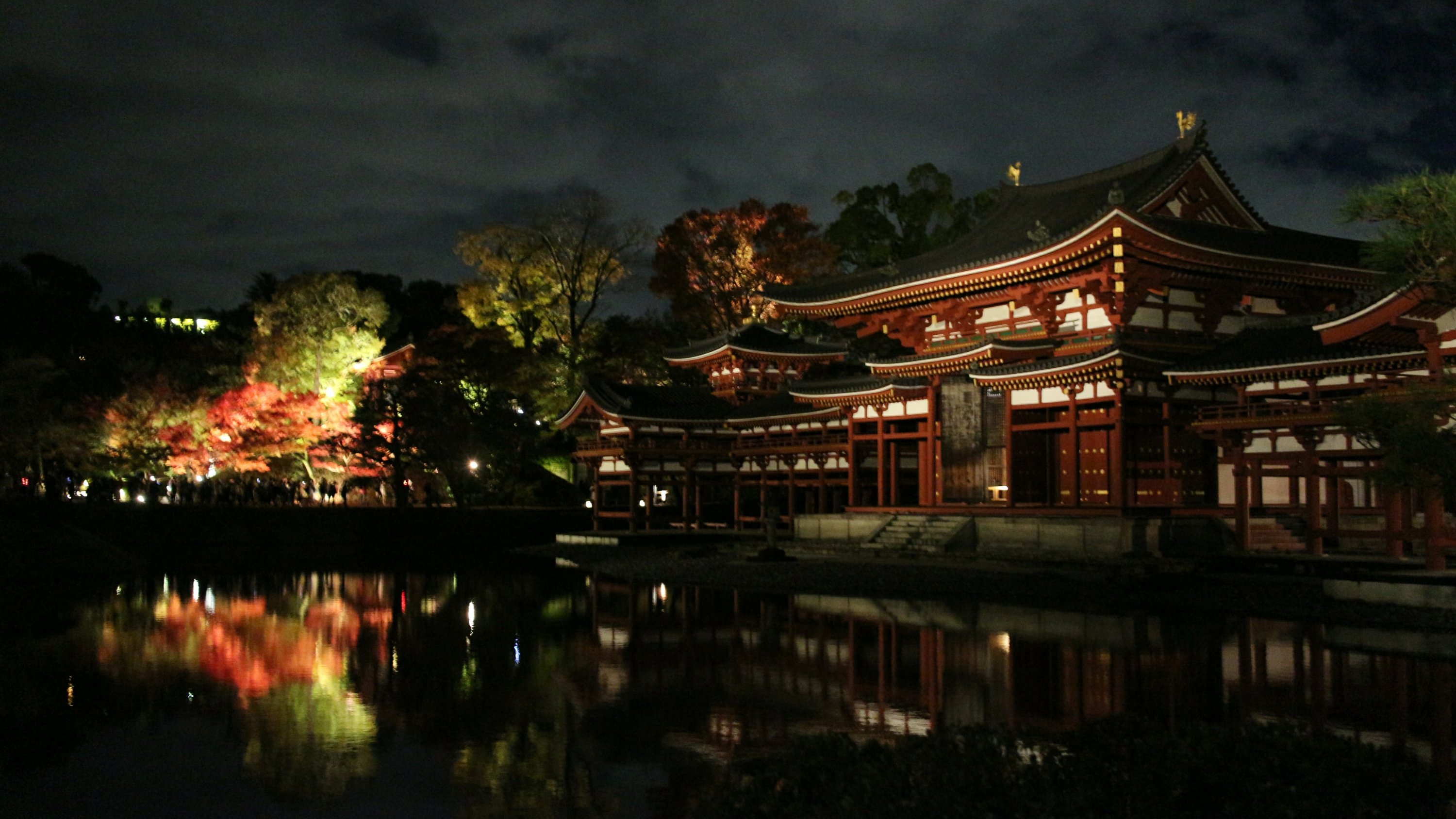 宇治市平等院鳳凰堂與夜楓。鳳凰堂為平安時代的藤原賴通所建,象徵他心中的極樂世界。鳳凰堂在燈火照映下,彷彿鳳凰即將飛騰而起。攝於2017/11