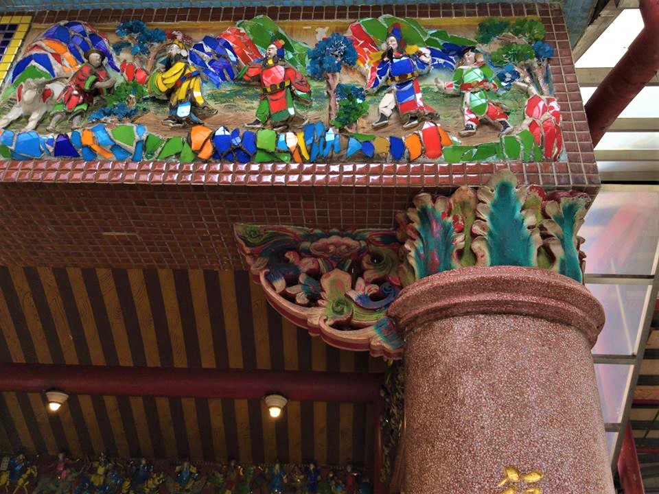 土地公廟建築有著有趣的仿歐風柱頭,且融合傳統木作「雀替」的樣貌