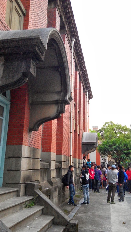 從戶外接入校舍內的弧形罩頂