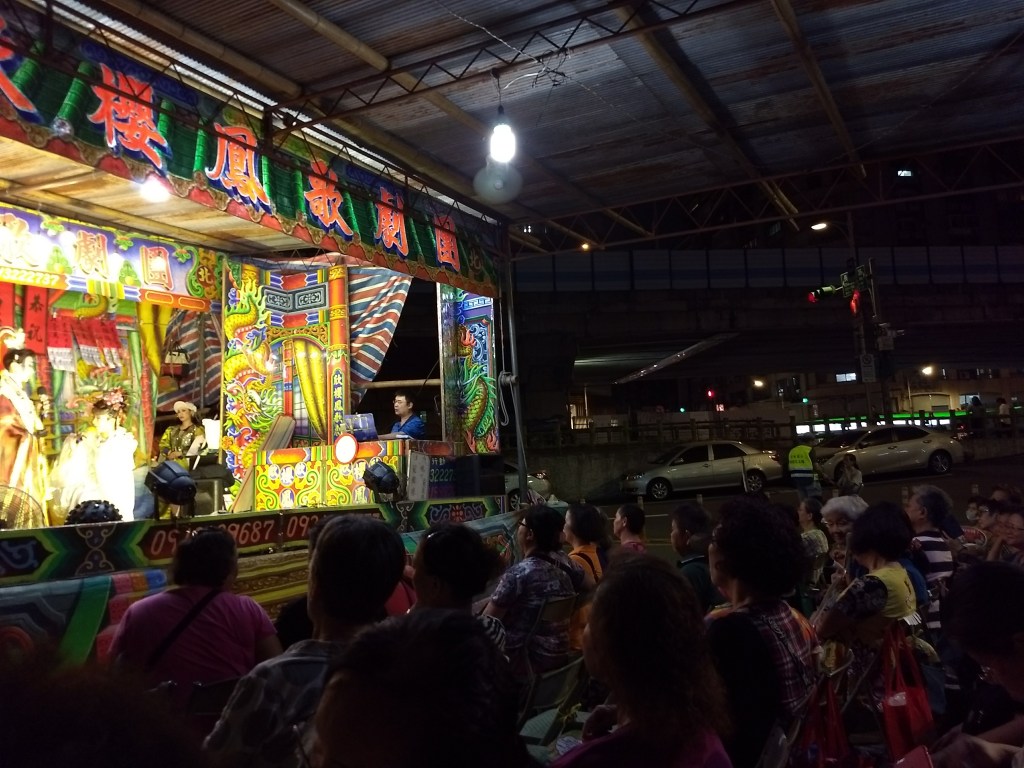 進場要付30元，別忘記了喔。你看人潮很多呀。