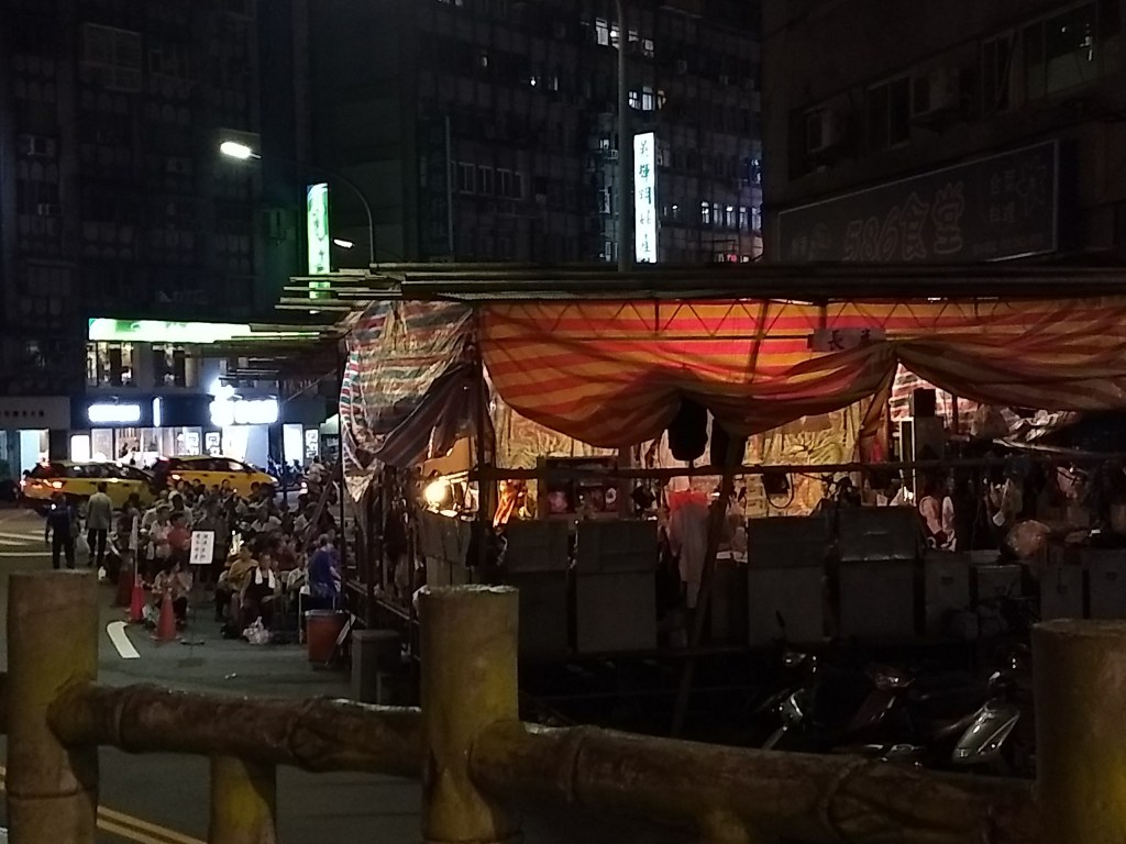 緊鄰馬路但不影響交通的熱鬧戲台