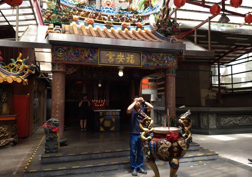 虔誠祭拜的信徒