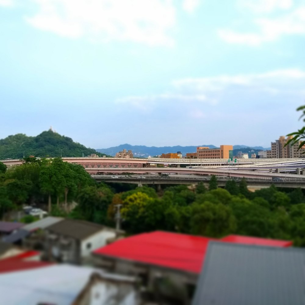 台北是個盆地，往南萬隆新店是另一小盆地，人與山的關係得到高處才能理解，但各種快速道路也是都市的命脈難以捨去