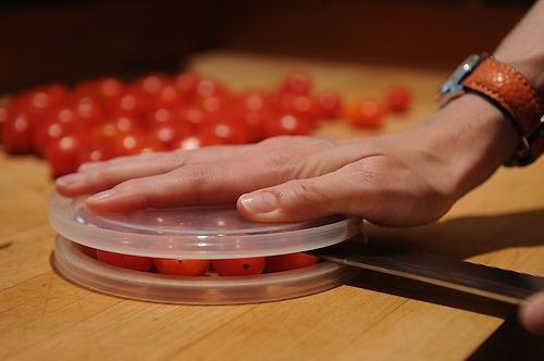 7-holding-cherry-tomatoes-between-two-tupperware-lids-wont-make-them-easier-to-cut
