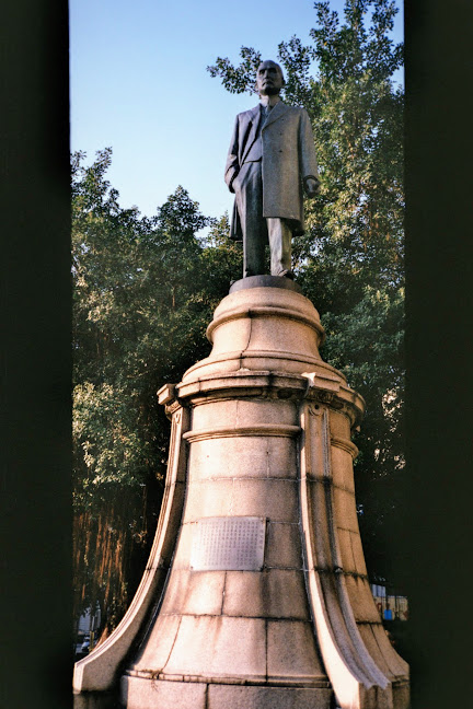 位於公會堂的上半部孫文銅像與下半部祝辰巳銅像基座。來源:筆者自攝。