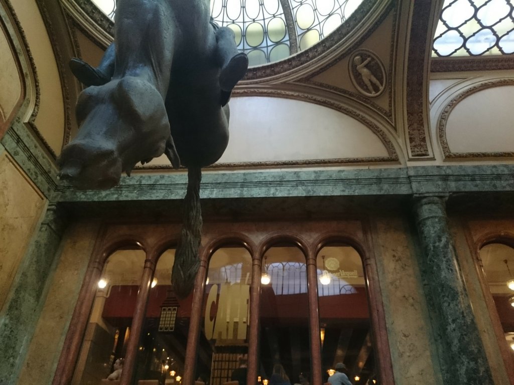 世紀初的百貨盛宴－大大馬兒倒吊掛